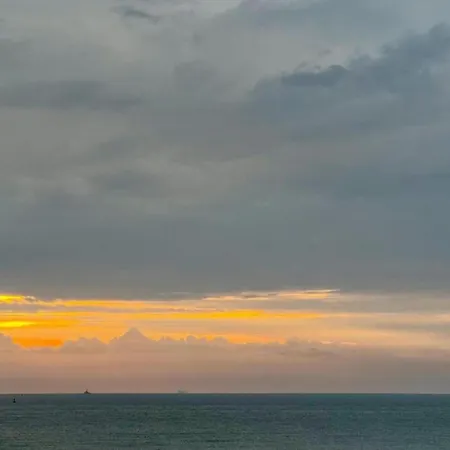 Апартаменти Met Zeezicht In *